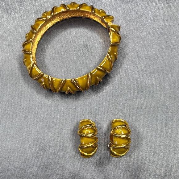 Kenneth Jay Lane Jewelry - Kenneth Jay Lane Gold and Yellow Bracelet